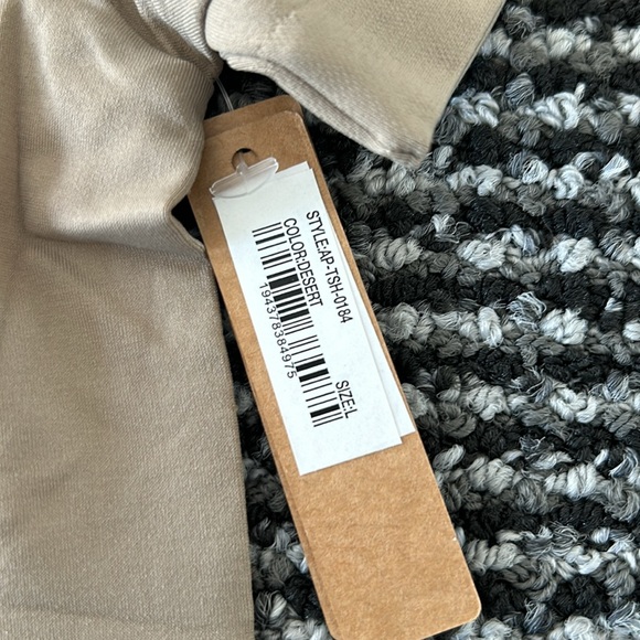 NWT SKIMS Smooth T shirt Short Sleeve Desert Size Large - Picture 2 of 3